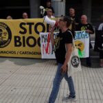 Los vinos se manifiestan en la puerta de la Asamblea